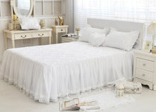 Charger l&#39;image dans la galerie, Amani Double-Layered Ruffled Cotton Lace Duvet Cover Set
